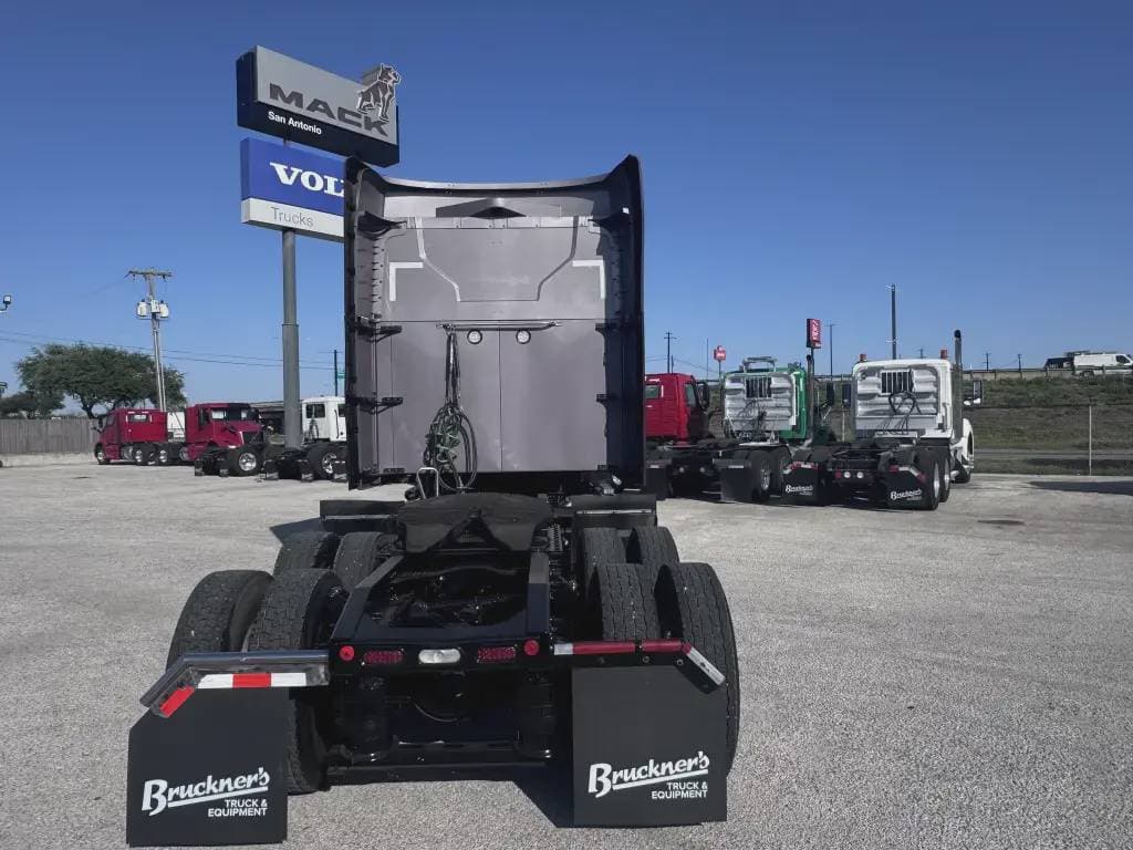 Used 2021 MACK Conventional - Sleeper Truck image 3