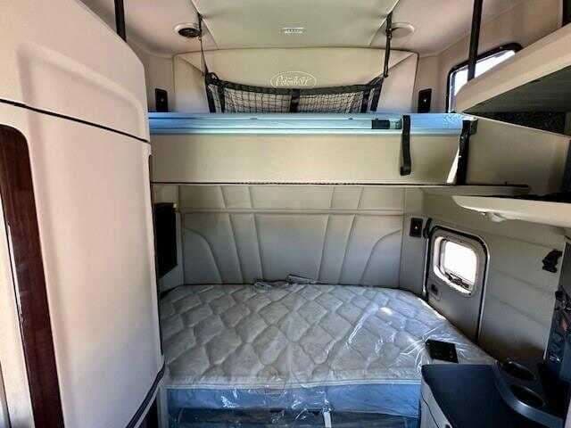 2020 Peterbilt 579 image 17