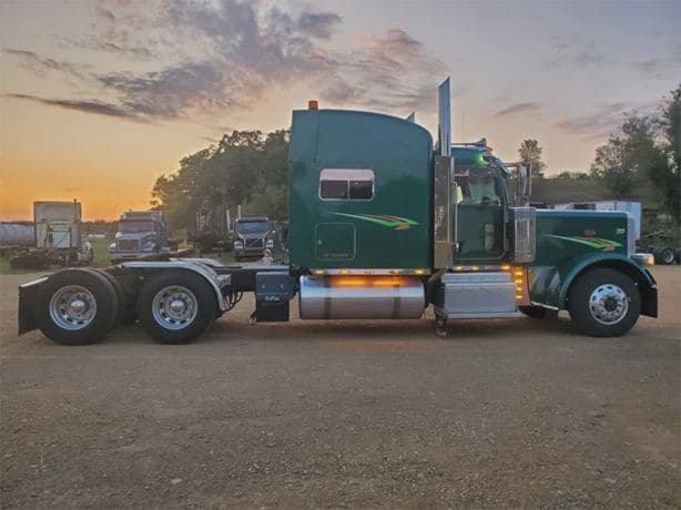 2016 PETERBILT 389 image 4