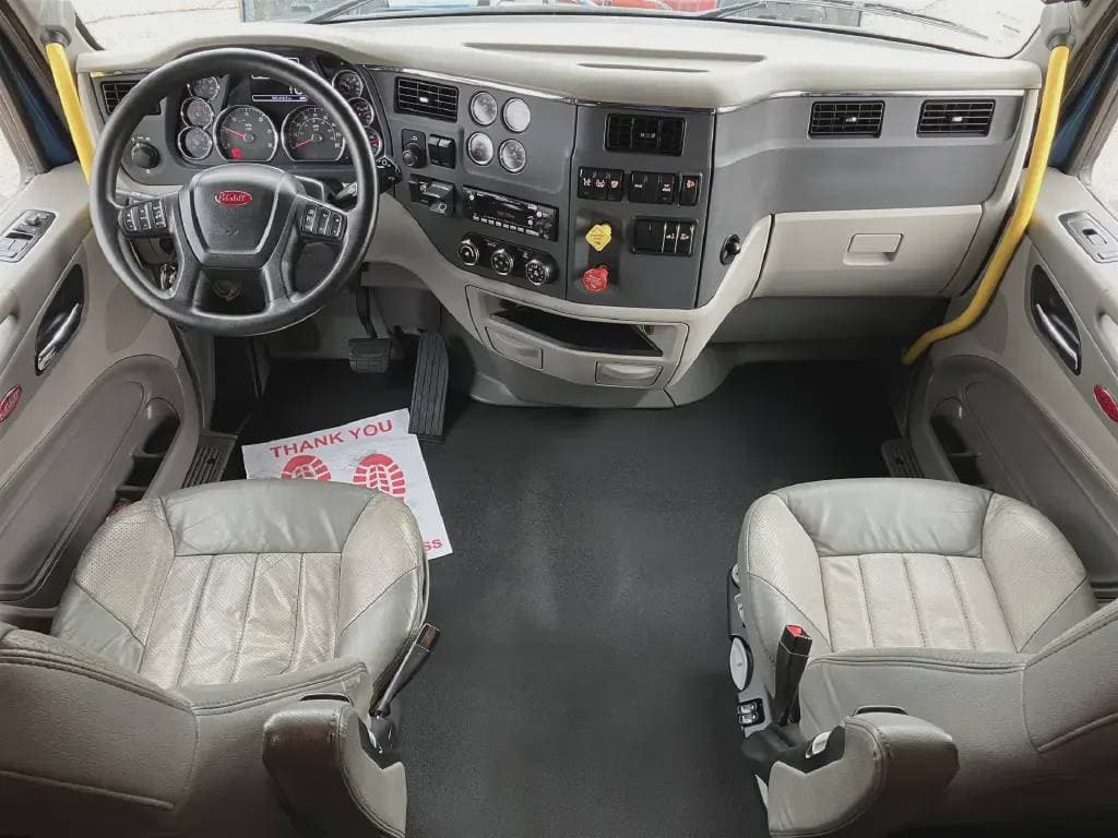 2022 Peterbilt 579 image 5