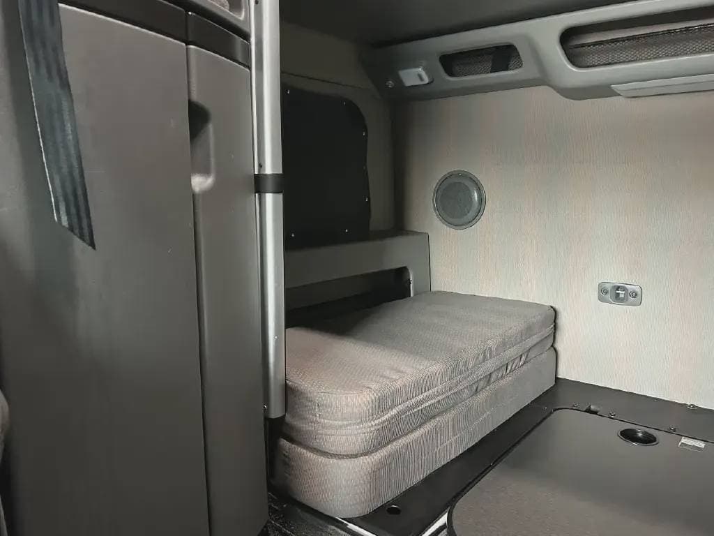 2022 Volvo VNL image 5