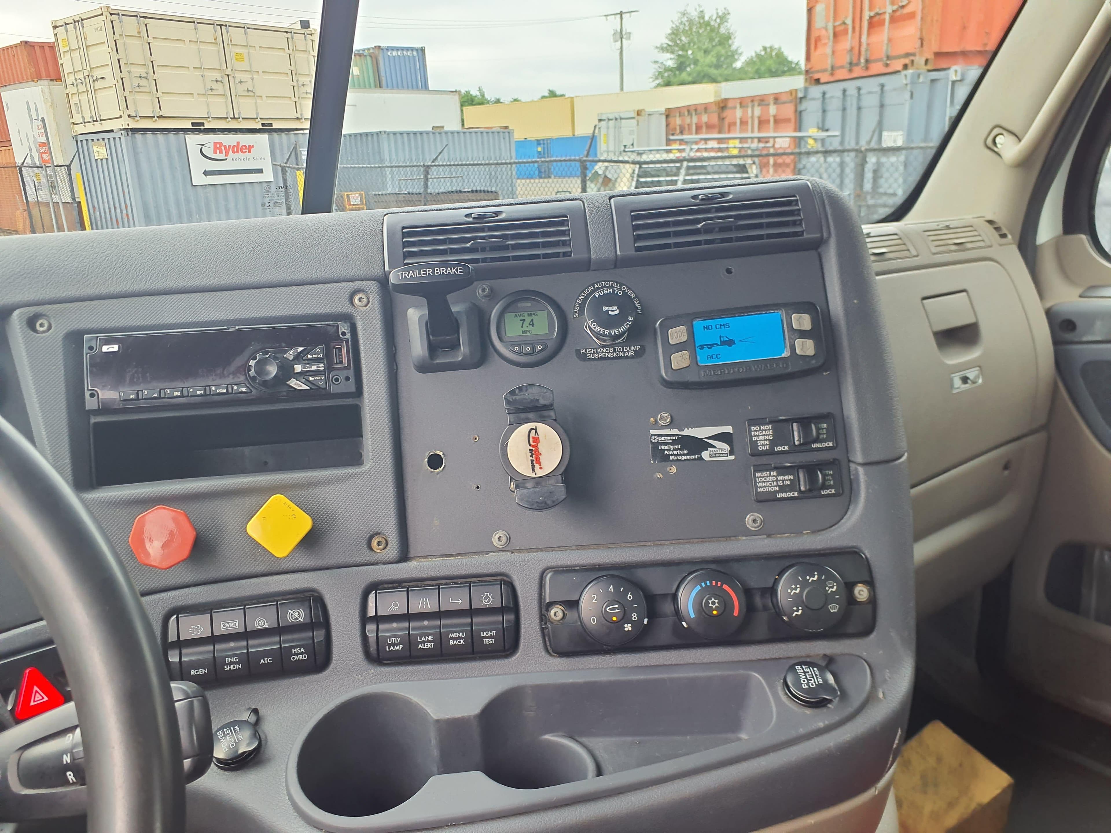 Used 2019 FREIGHTLINER Conventional - Day Cab - CASCADIA 125 image 9