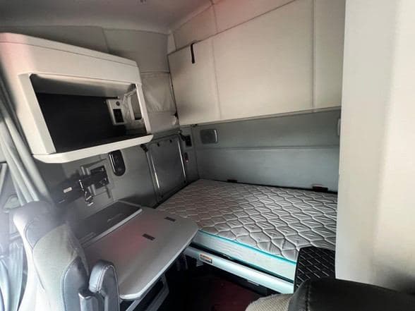 2020 Kenworth T680 image 11
