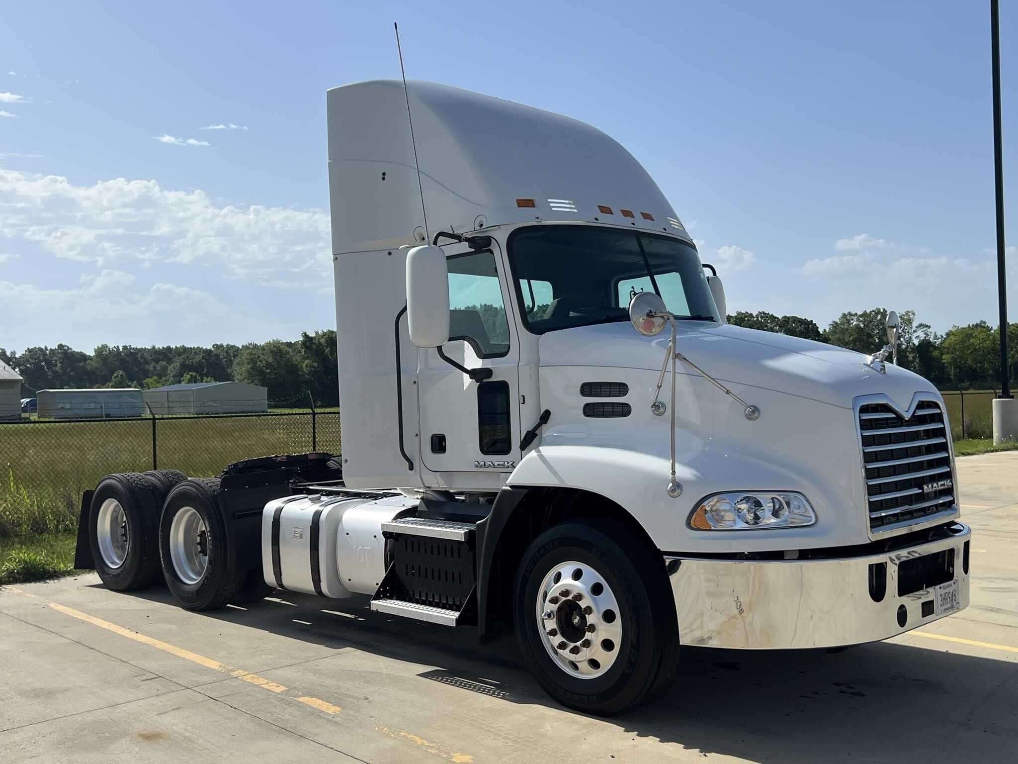 Used 2017 MACK 600 Conventional - Day Cab image 2