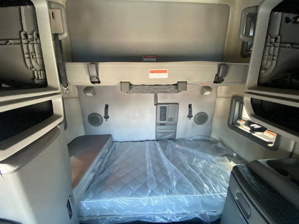 2024 Volvo VNL image 13