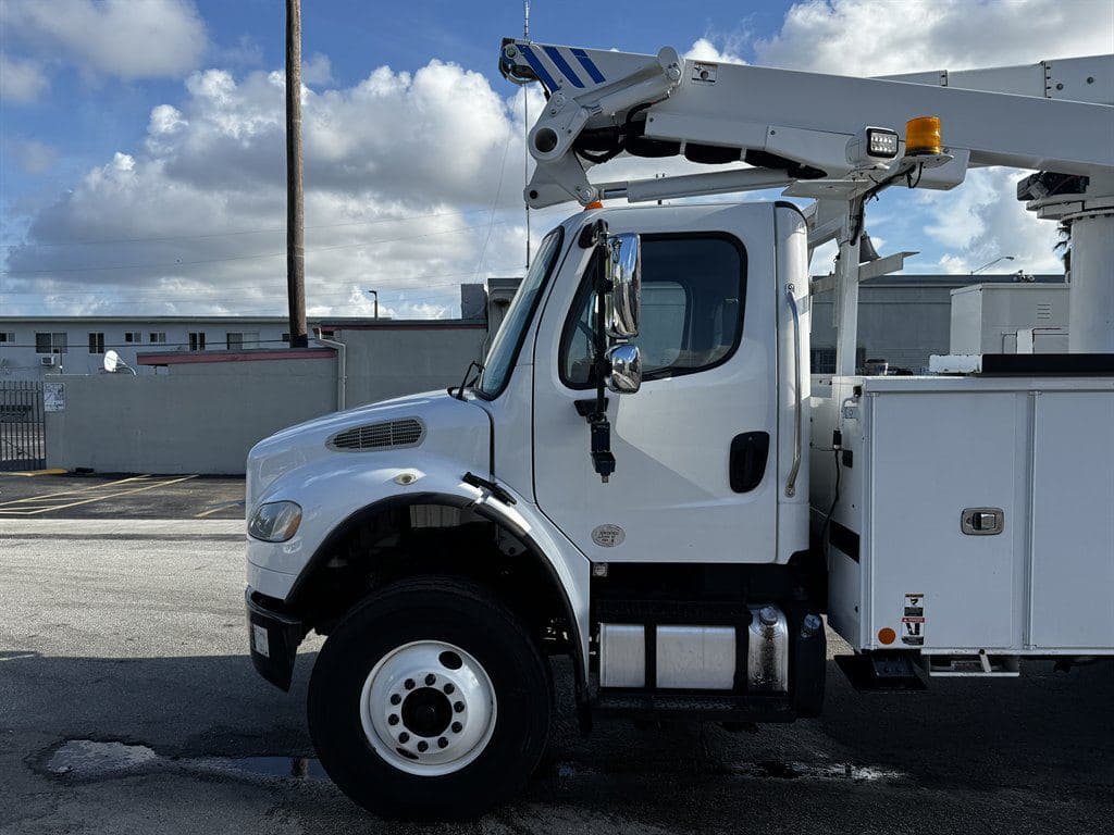 2017 Freightliner M2-106 image 6