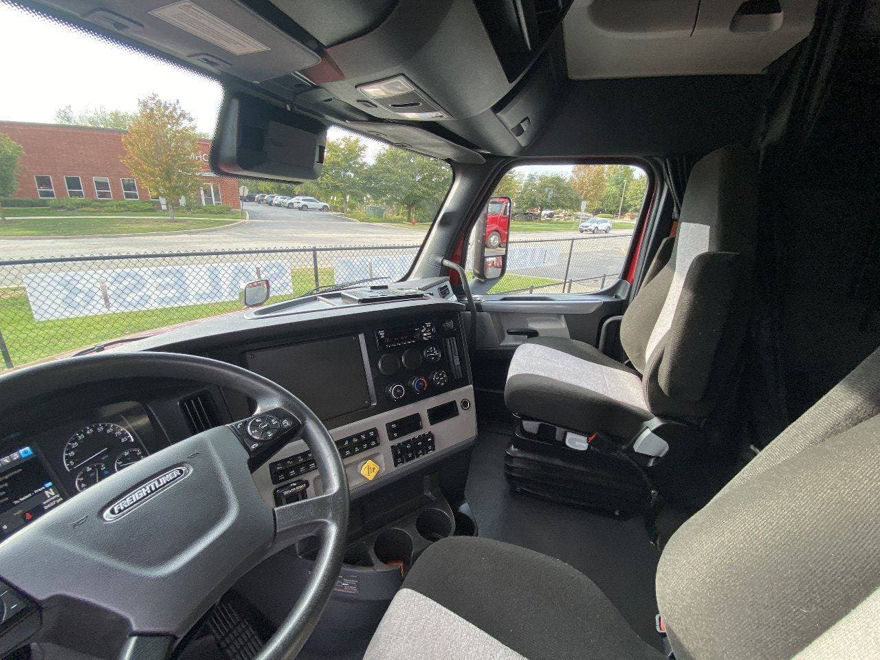 2021 FREIGHTLINER Cascadia CA126 Tandem Axle Sleeper image 9