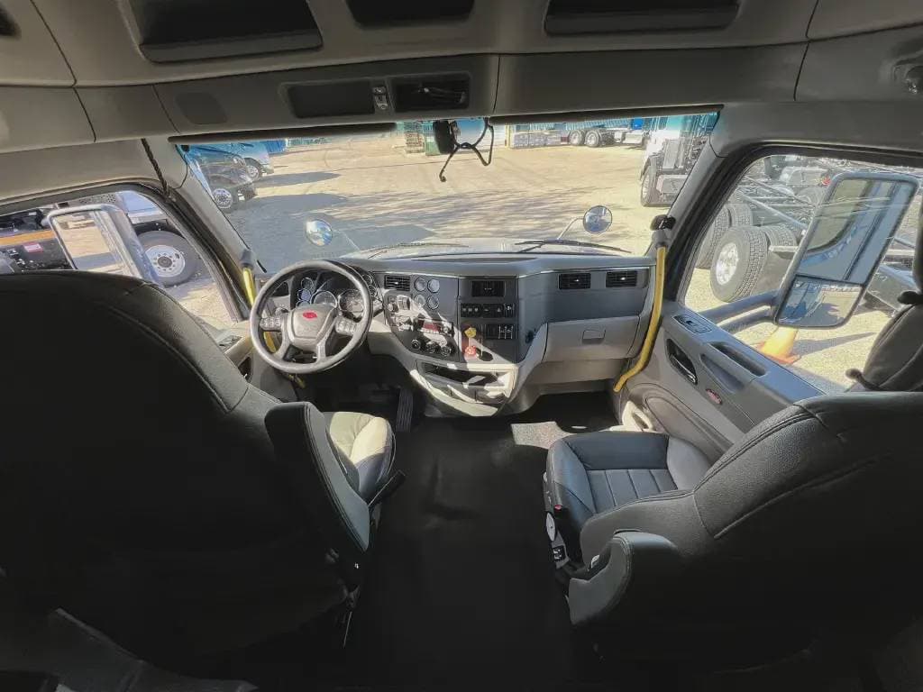2022 Peterbilt 579 image 6