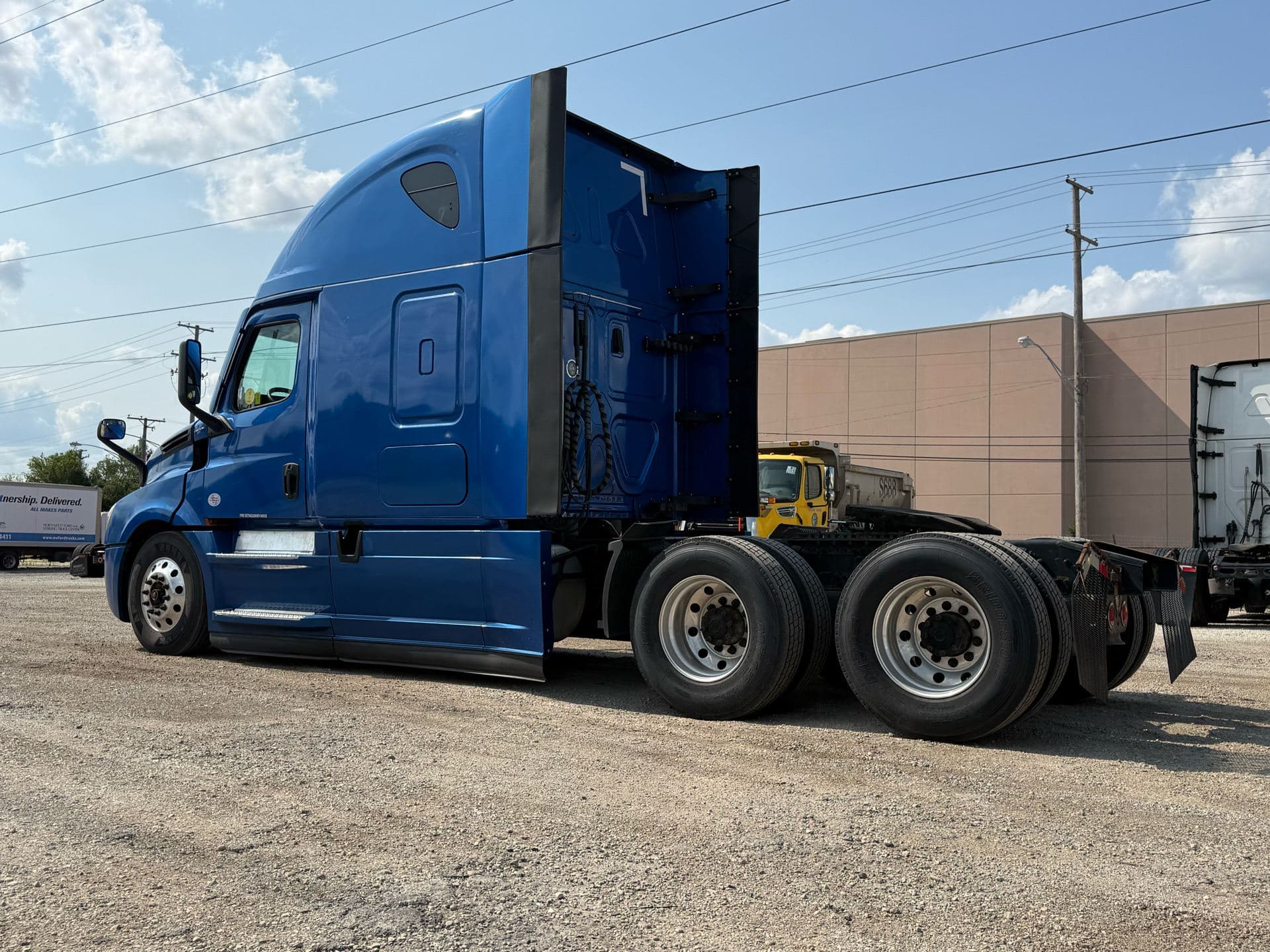 2022 Freightliner - 448k - 14k Hours - 455 HP - Swift Fleet! image 4