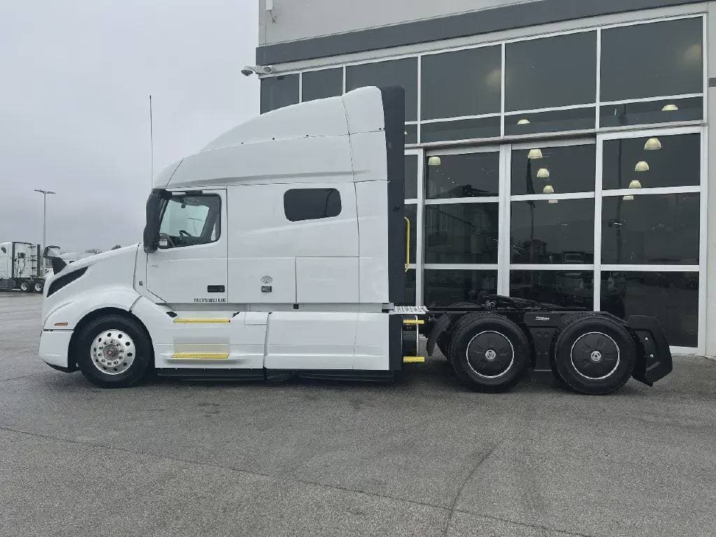 2022 Volvo VNL image 4