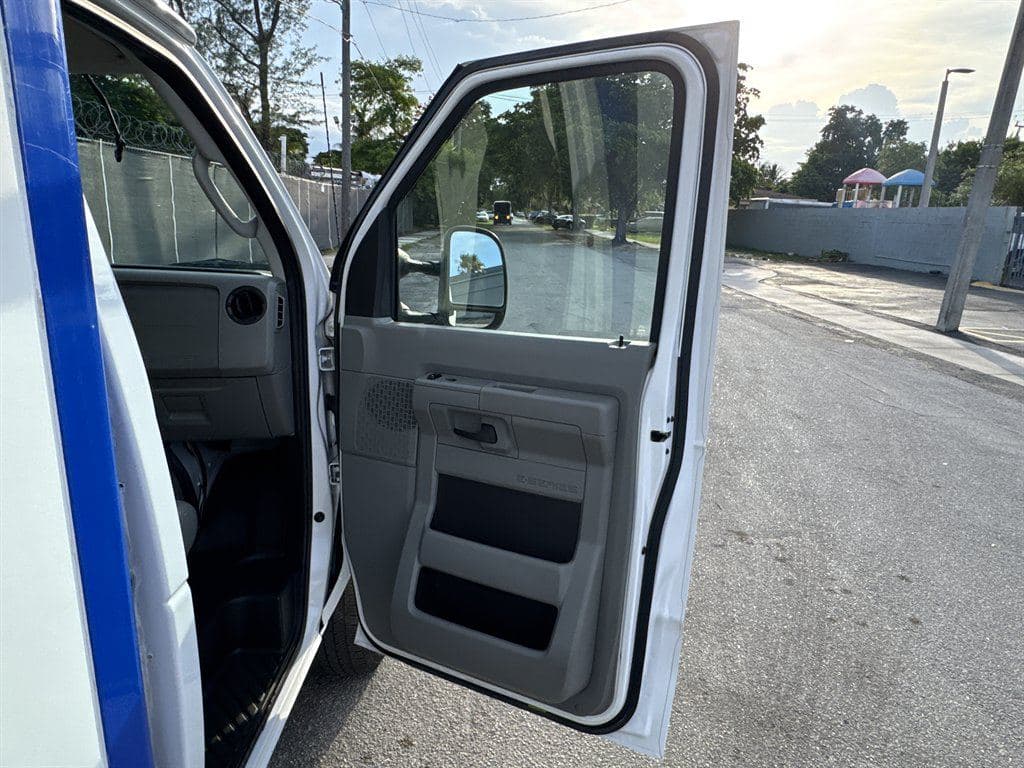 2023 Ford E350 Cutaway image 43