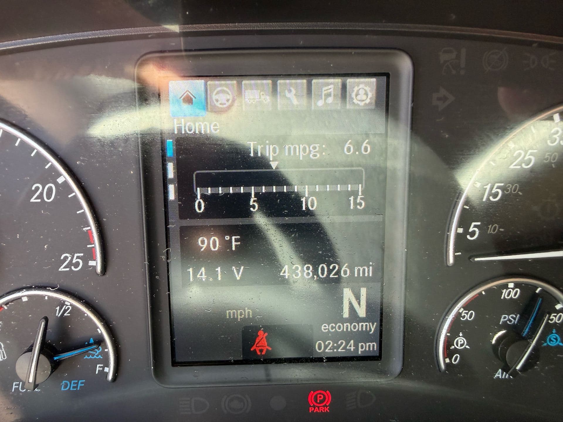 2023 Freightliner - 438k - 14k Hours! image 6