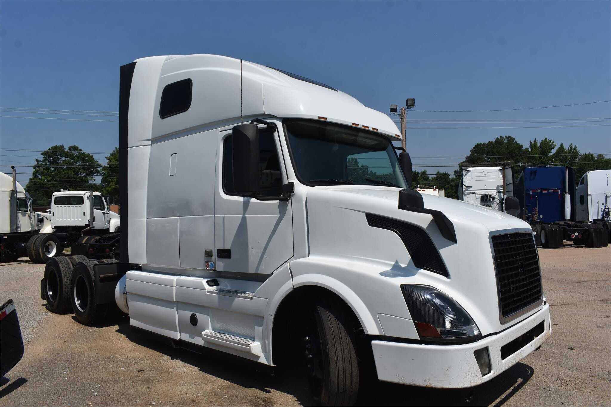2016 Volvo VNL670 image 2