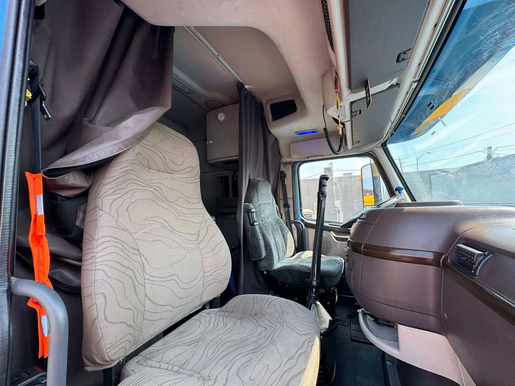 2012 Volvo VNL image 65