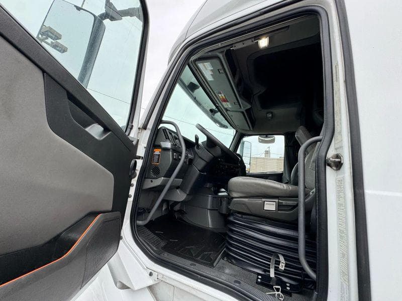 2020 Volvo VNL image 16