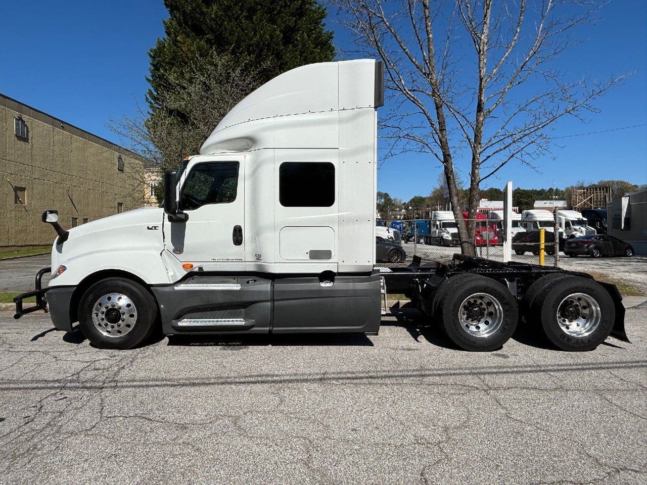 2018 International LT625 image 7