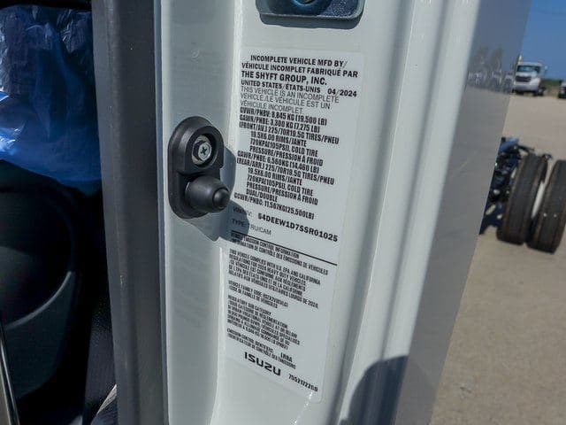 2025 Chevrolet 5500 XG LCF Gas Work Truck 20'x102"x91" Box Truck image 15