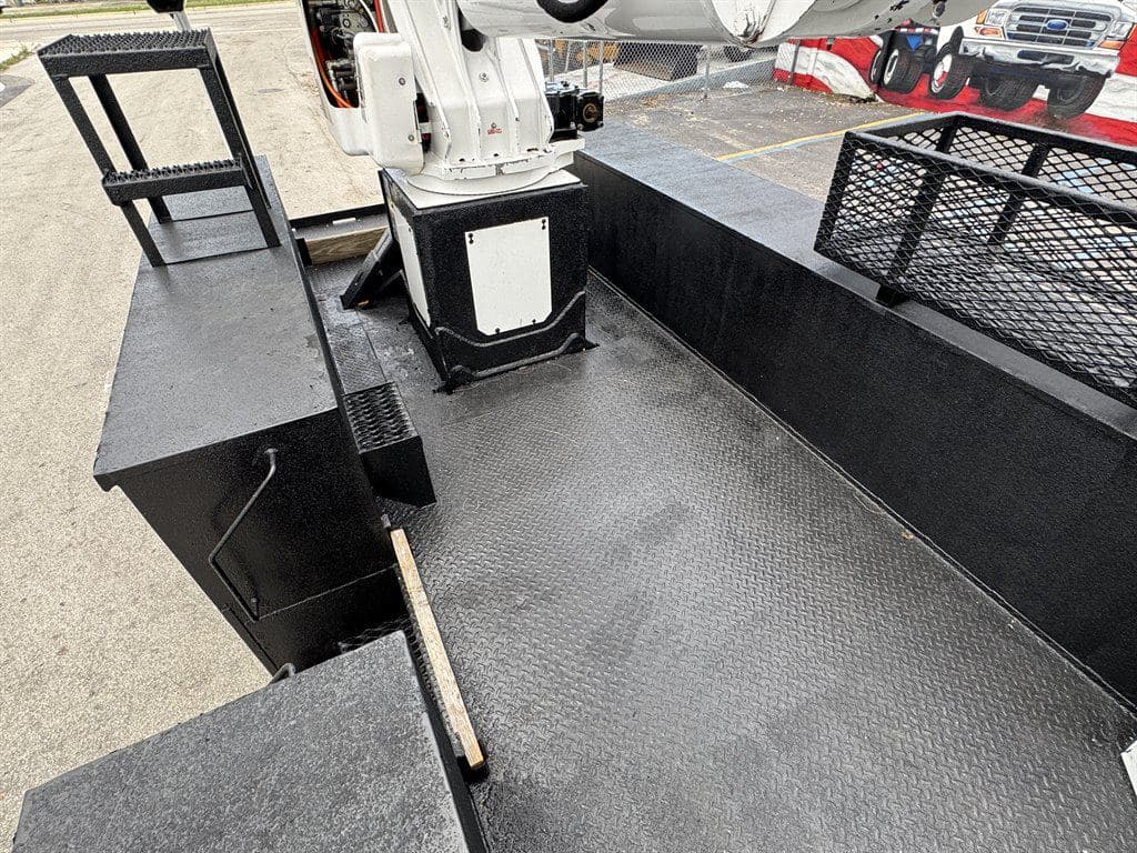 2018 Freightliner M2-106 image 33