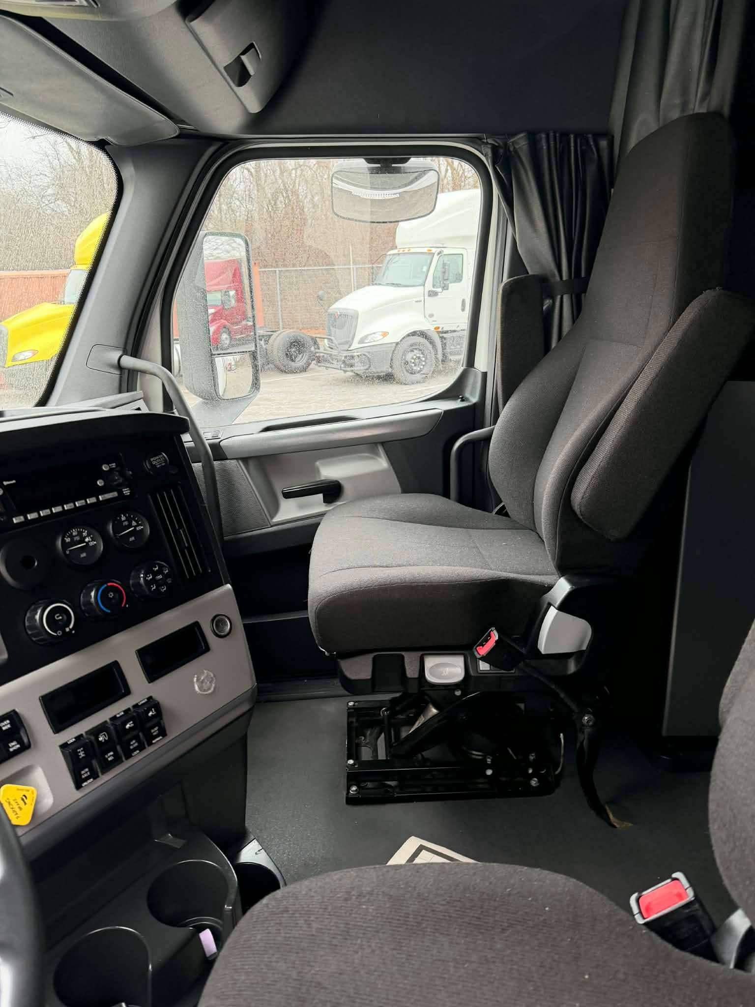 2022 Freightliner Cascadia image 12