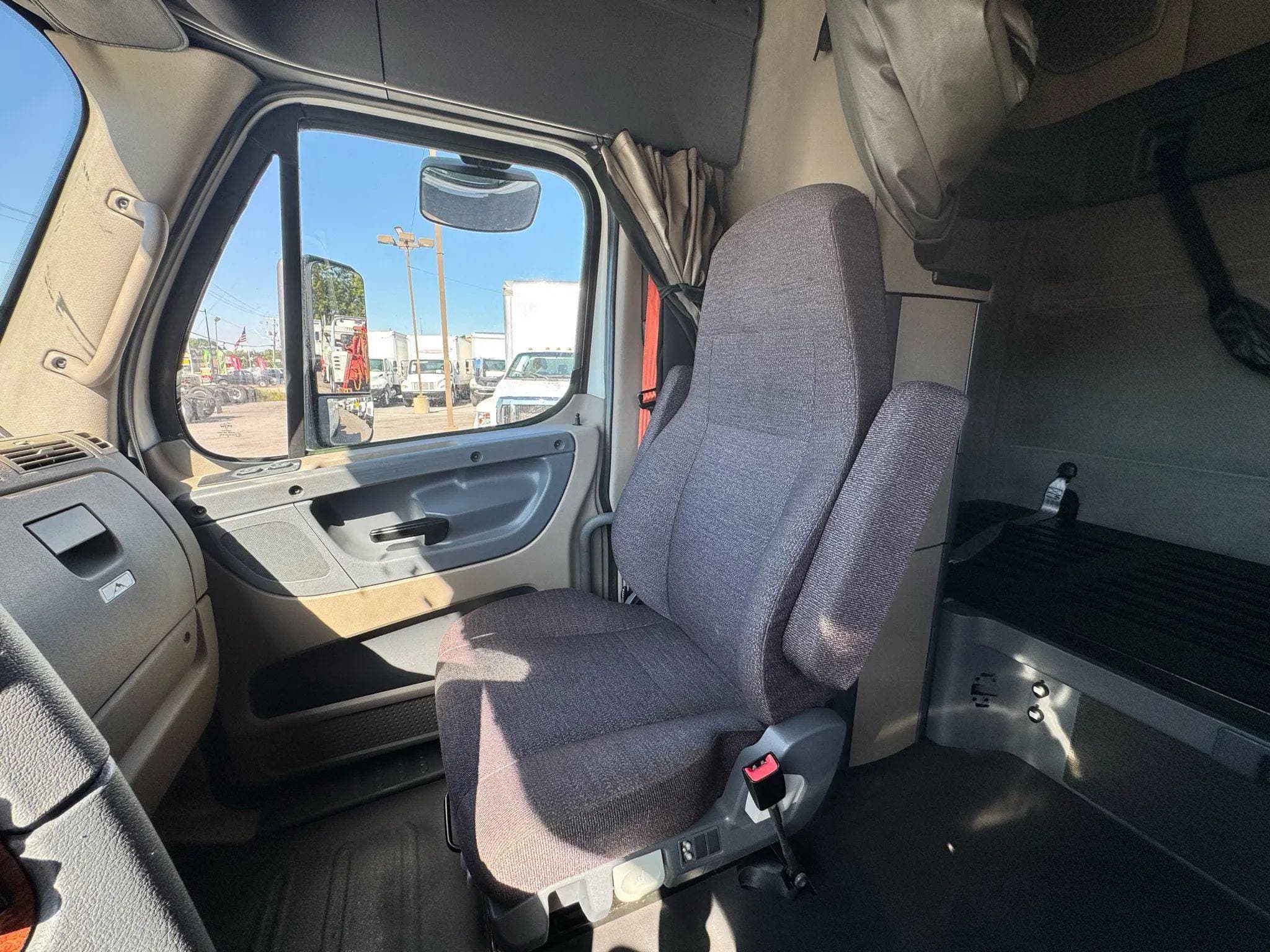 2016 Freightliner Cascadia image 38