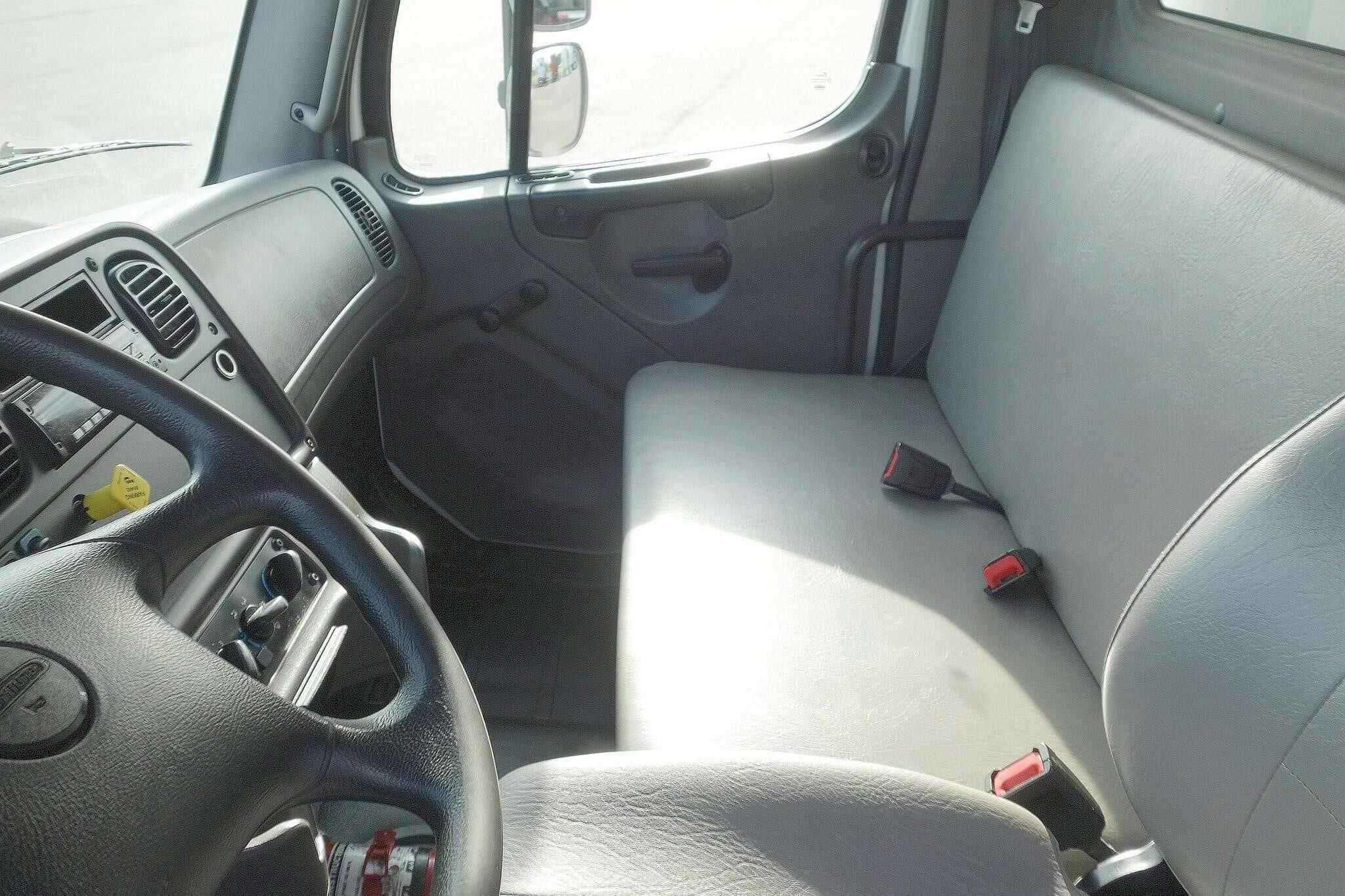 2021 Freightliner M2 image 4