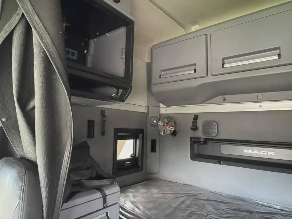 Used 2020 MACK Conventional - Sleeper Truck image 7