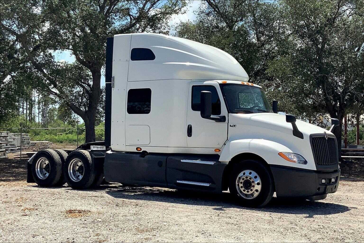 2021 International LT625 image 1