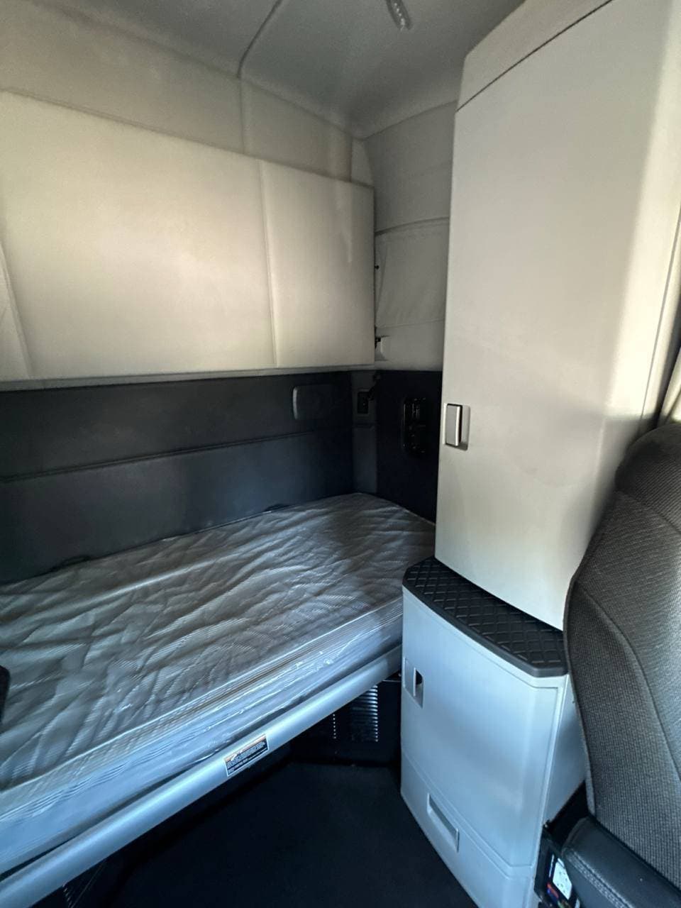 2023 Kenworth T680 image 17