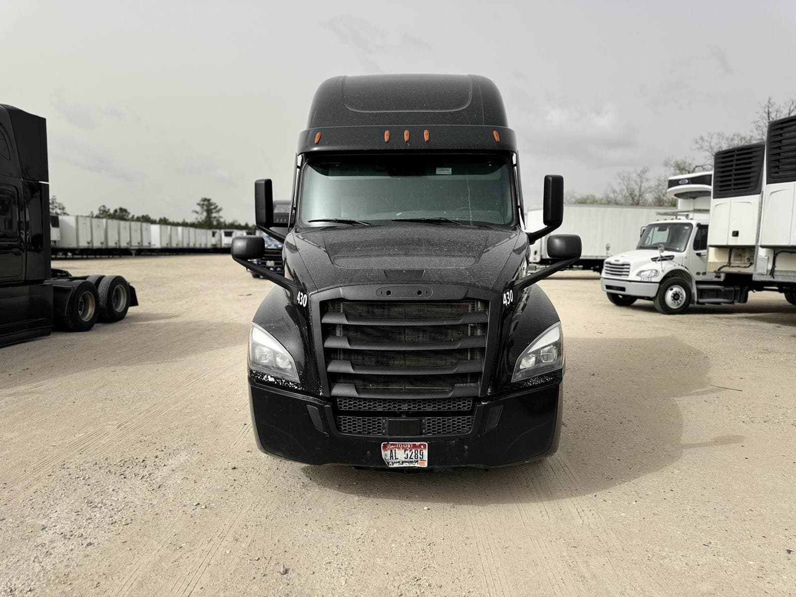 2022 Freightliner Cascadia image 2