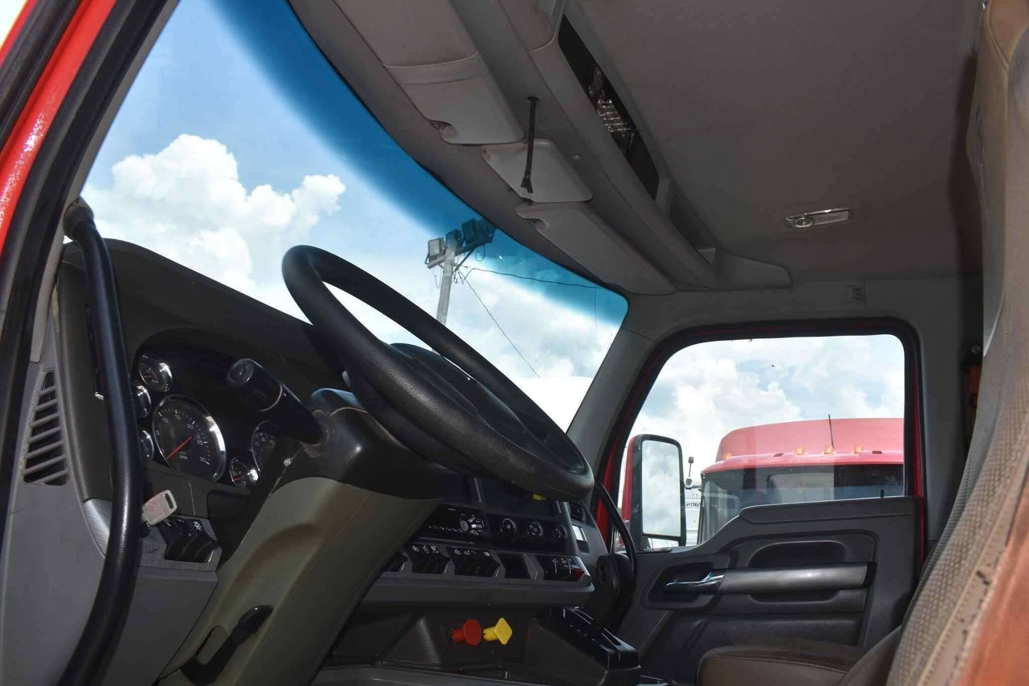 2017 Kenworth T880 image 15