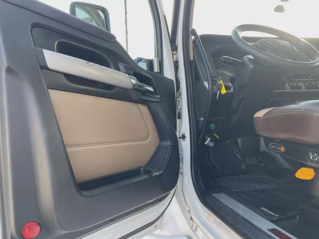 2022 Kenworth T680 image 6
