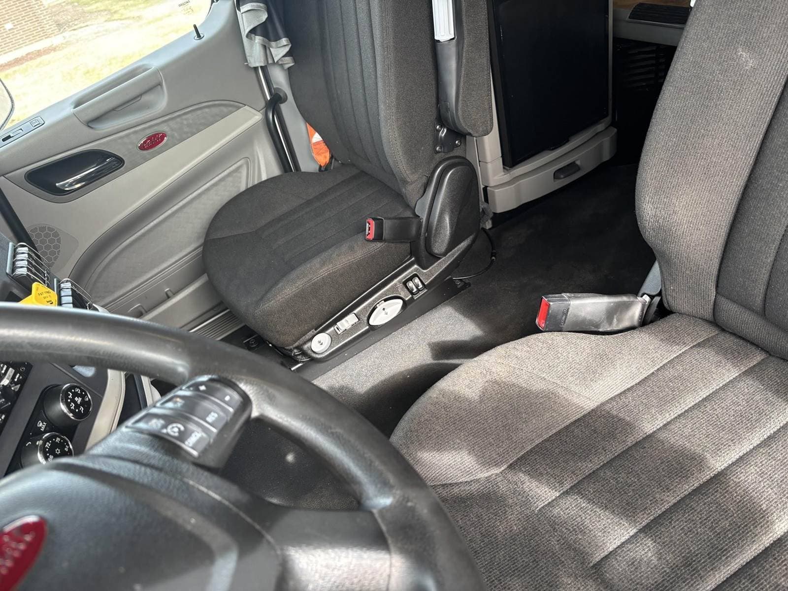 2021 Peterbilt 579 image 9