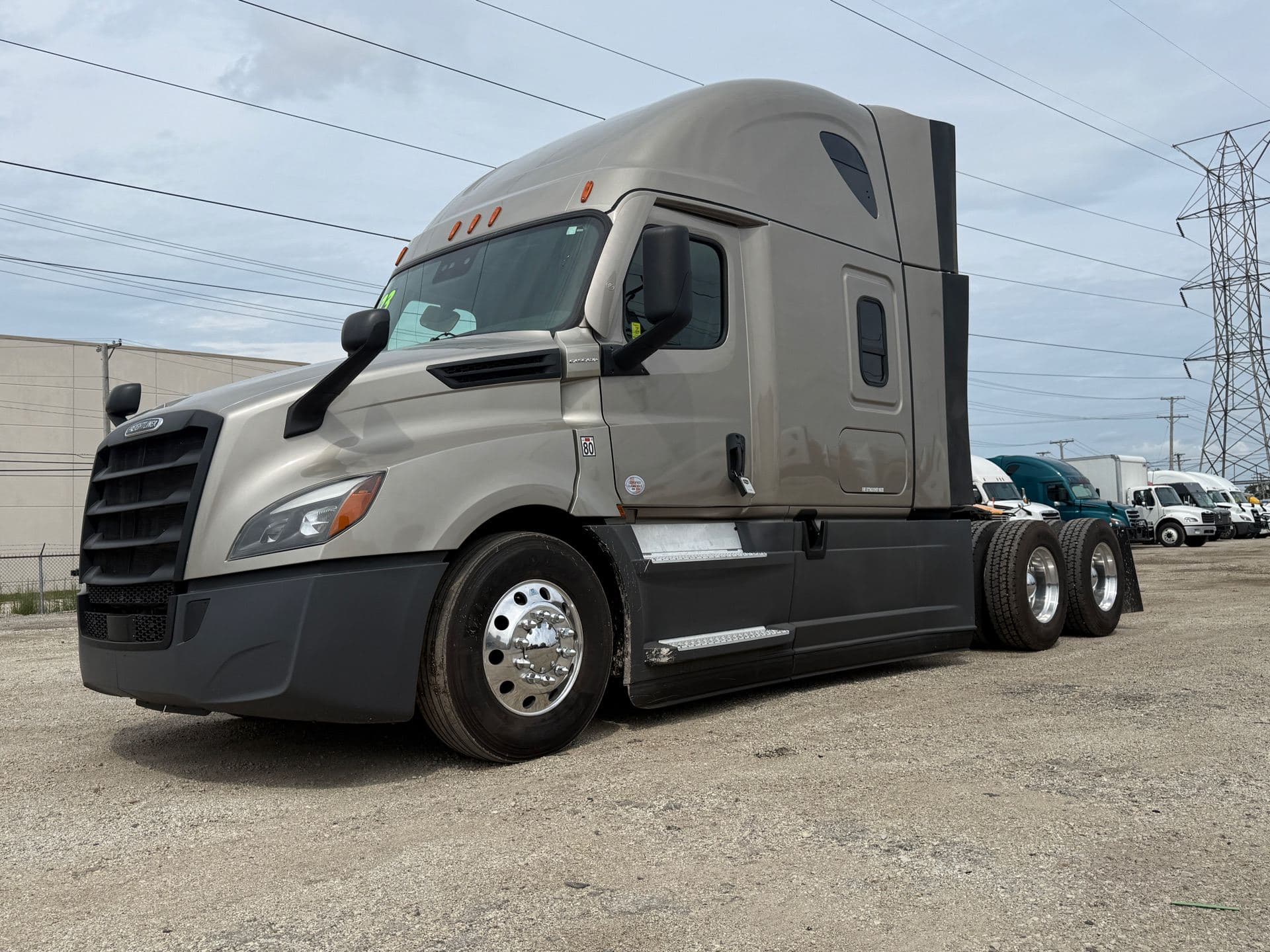 2023 Freightliner - 301k - 455HP - Virgin Tires! image 20