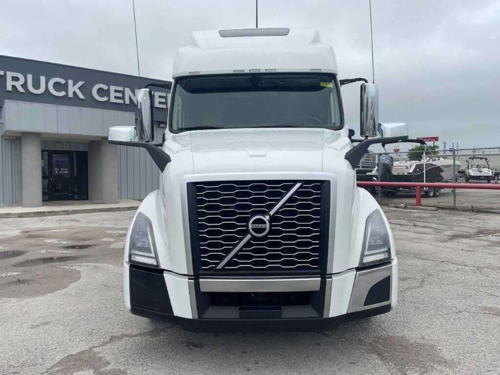 2022 Volvo VNL image 2
