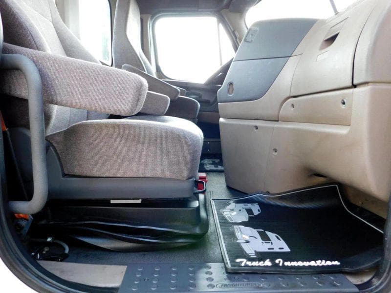 2018 Freightliner Cascadia image 38