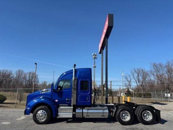 2025 Kenworth T880 image 2