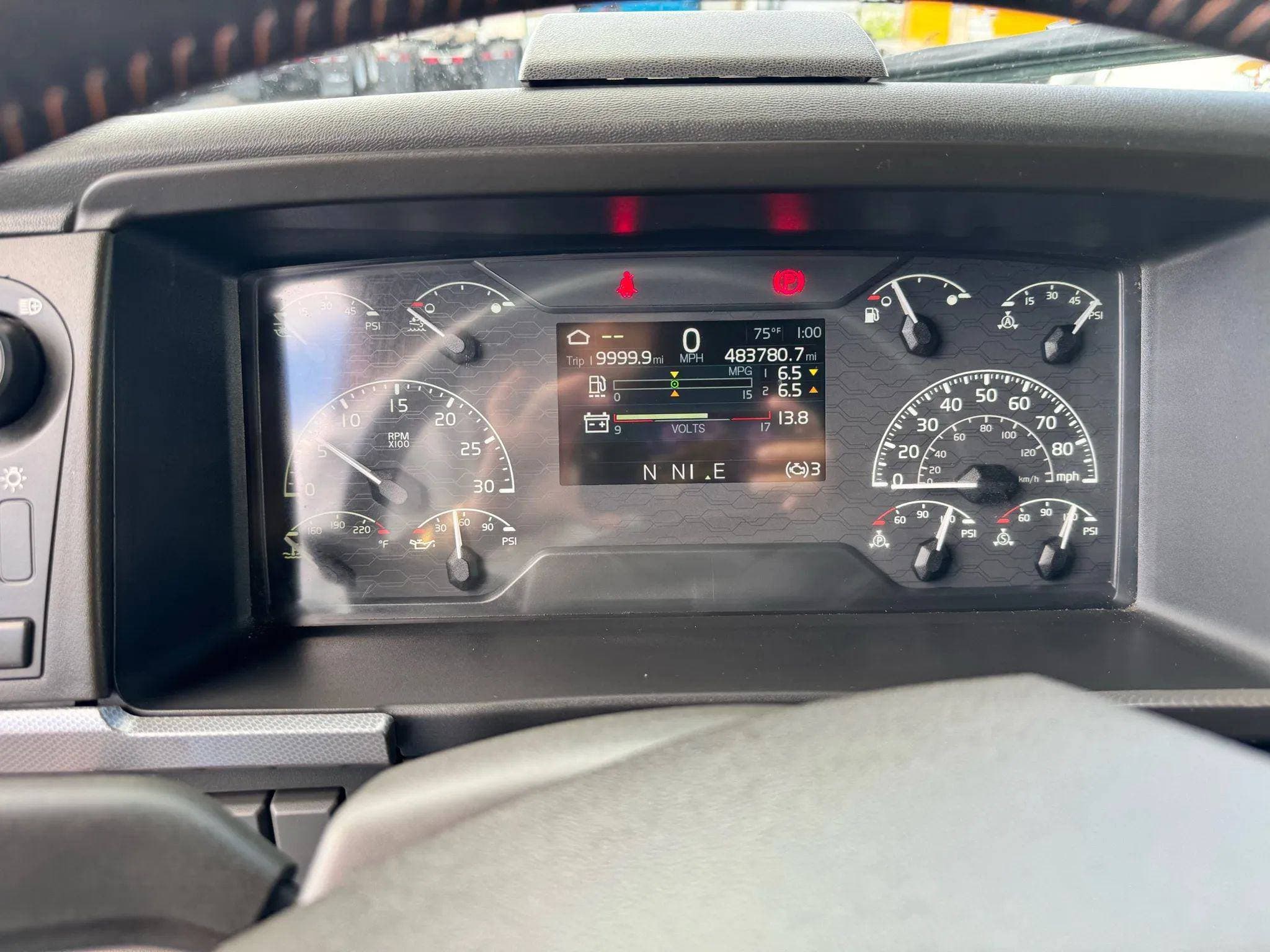 2021 Volvo VNL image 29