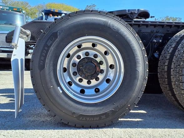 2025 Kenworth T880 image 23