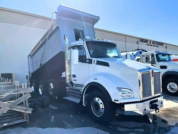 2025 Kenworth T880 image 10