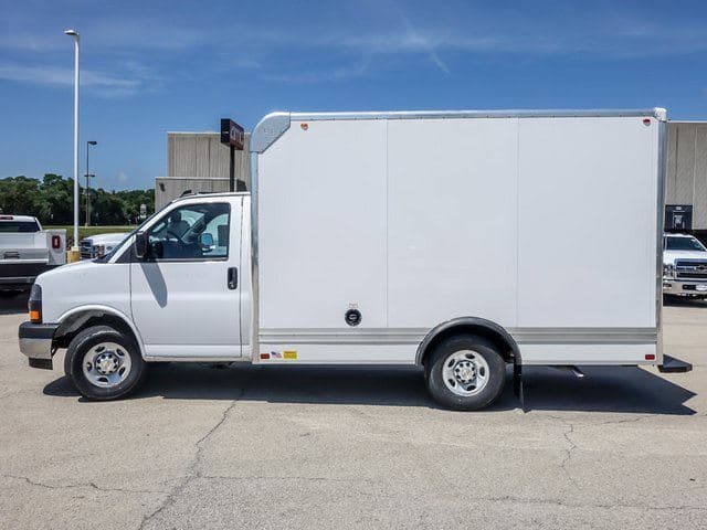 2025 Chevrolet Express 3500 Work Van Cutaway image 6