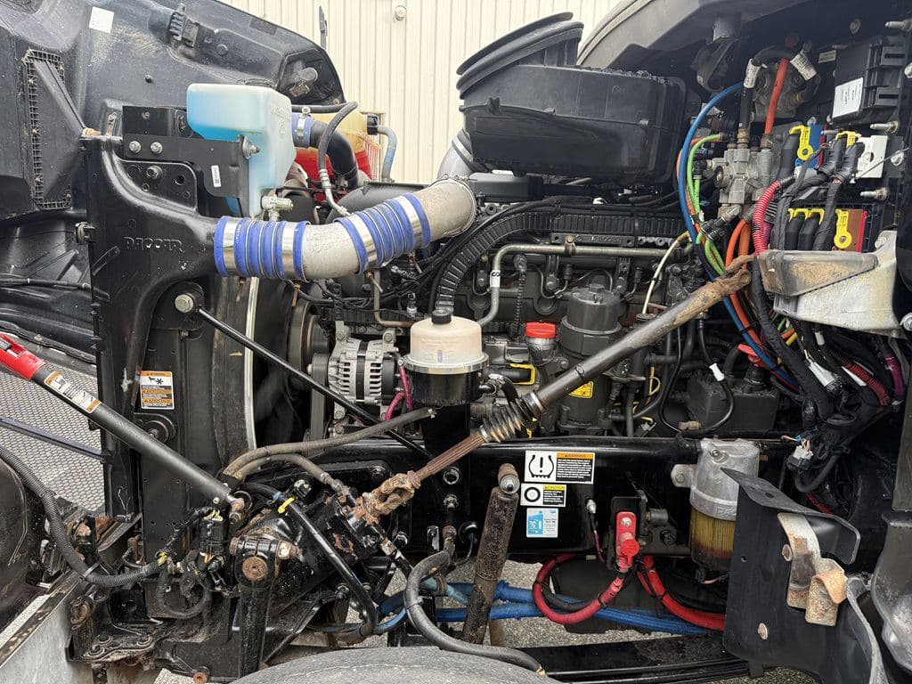 Used 2018 PETERBILT 567 image 4
