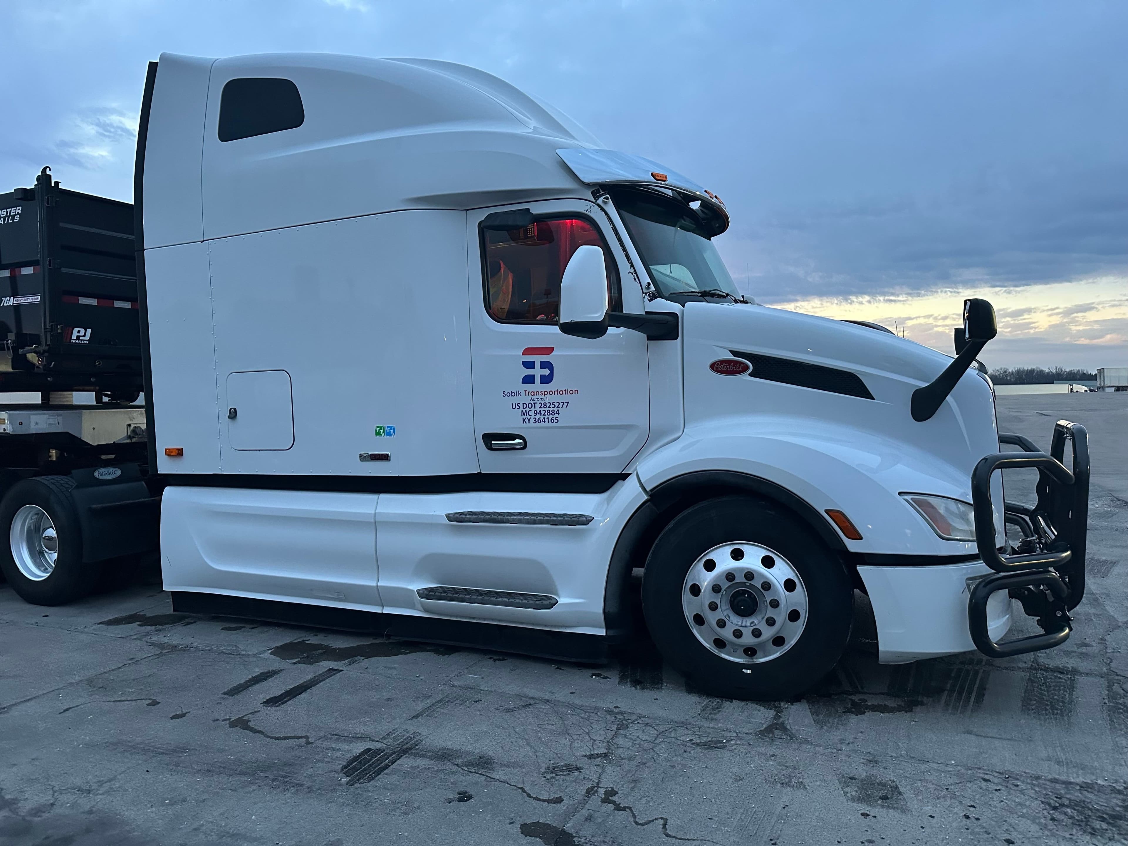 2023 Peterbilt 579 image 2