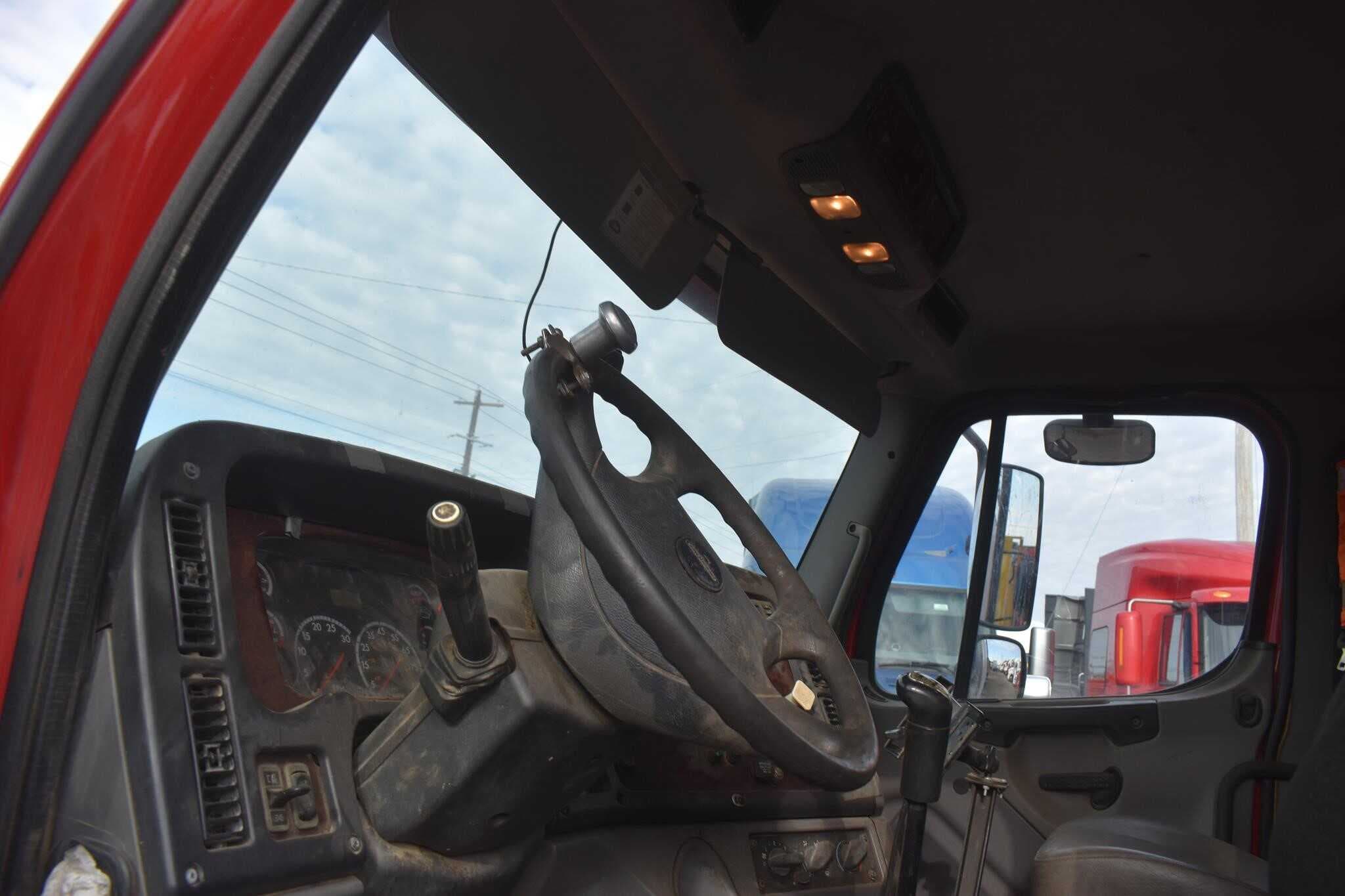2013 Freightliner M2 112 image 3
