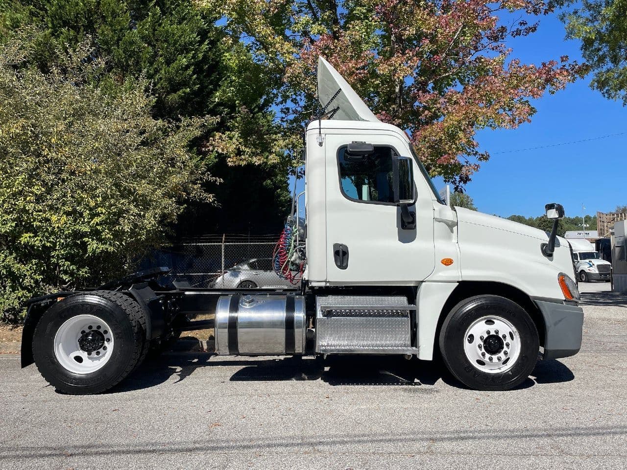 2019 Freightliner Cascadia 125 image 2