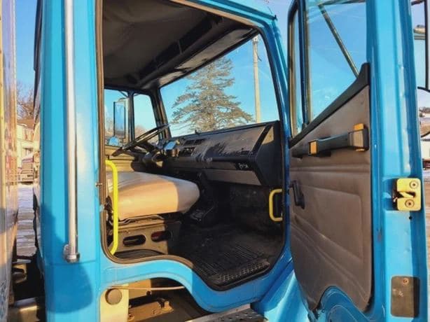 2003 FREIGHTLINER FL70 image 11