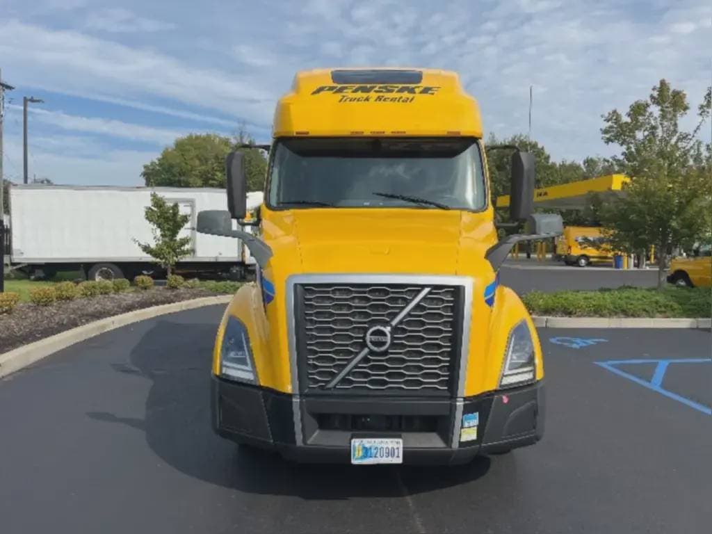 2022 Volvo VNL image 2