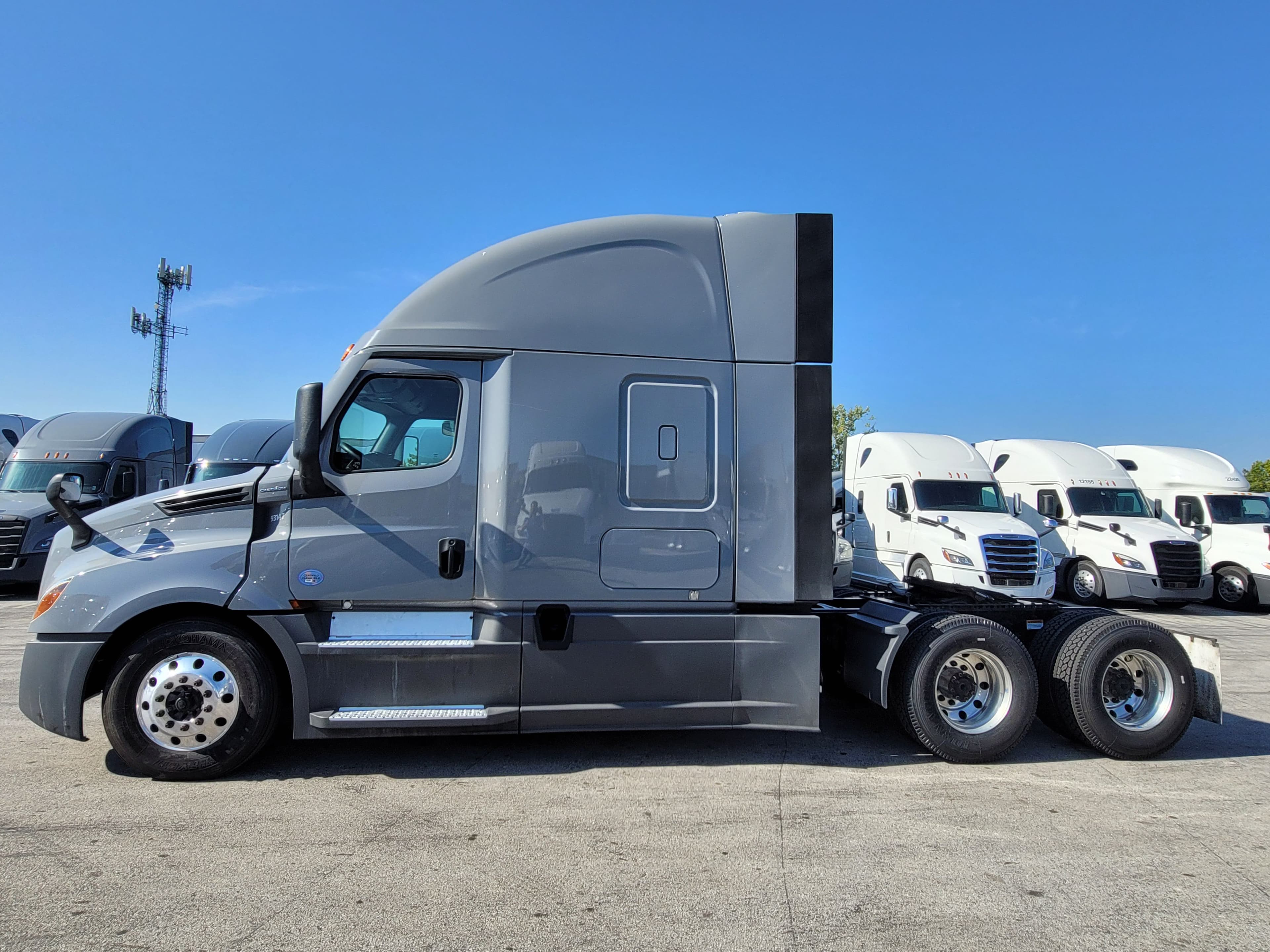 2023 Freightliner Cascadia 125 image 2