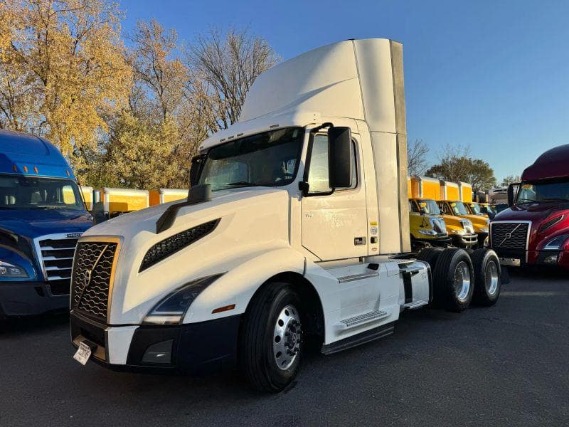 2020 Volvo VNL image 2