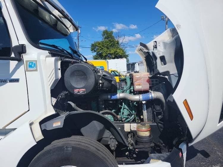 2023 Volvo VNL image 12