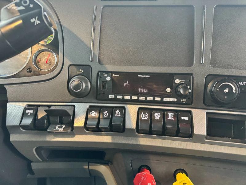 2021 Kenworth T600 image 18